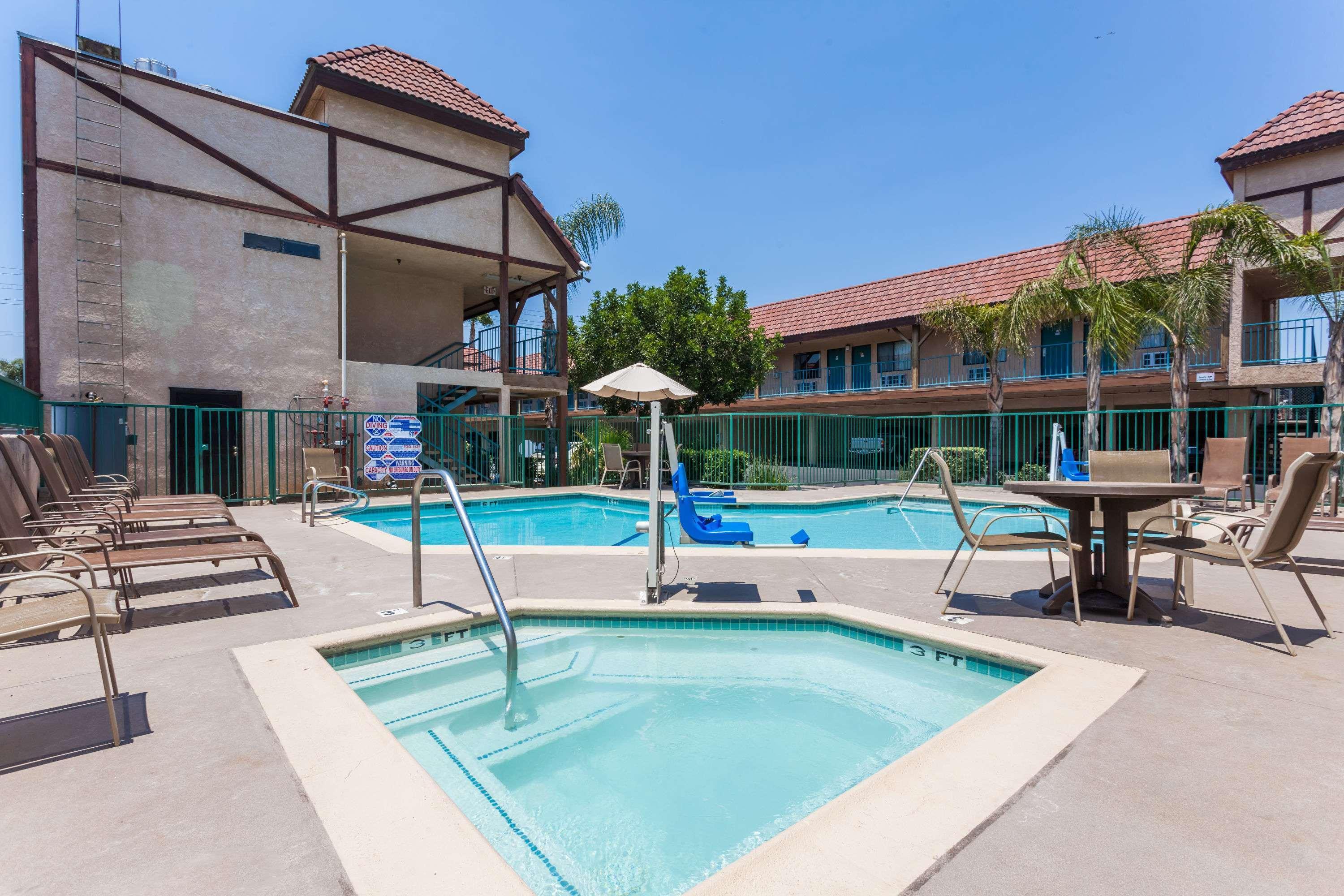 Howard Johnson By Wyndham Norco Exterior photo